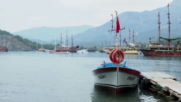 Phaselis, Turkiet - 19 maj 2018. Många turistiska yachter och båtar förtöjda nära antika staden Phaselis. — Stockvideo