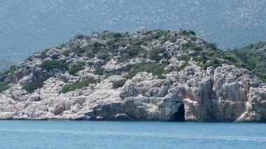 Turistik yat ünlü Kekova Adası'na gidiyor. Gemi ünlü mavi mağara geçti. Türkiye.