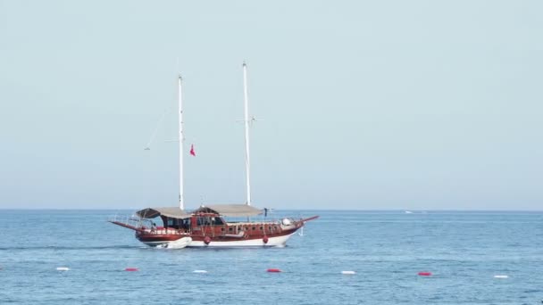 KEMER, TURQUÍA - 19 de mayo de 2018. Hermoso yate con un complemento de madera a lo largo de la costa . — Vídeos de Stock