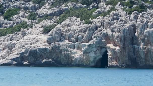 TDEMRE, TURQUIA - 16 de maio de 2018. Iate turístico vai para a famosa ilha de Kekova. O navio passou pela famosa Caverna Azul. Turquia . — Vídeo de Stock