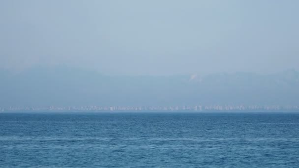 Vista sobre a cidade de Antalya através do porto de Kemer. Turquia . — Vídeo de Stock