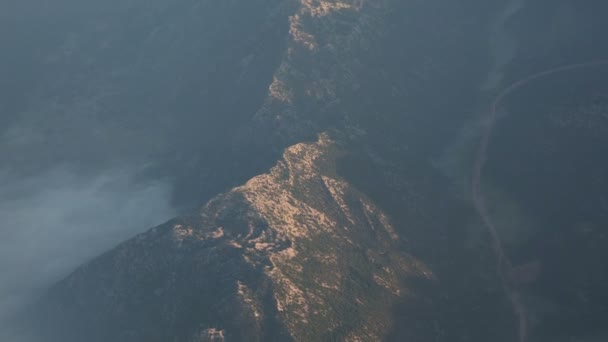 Uitzicht vanuit het vliegtuig. Landschap met wolken ligt op de hellingen van de bergen. Turkije. — Stockvideo