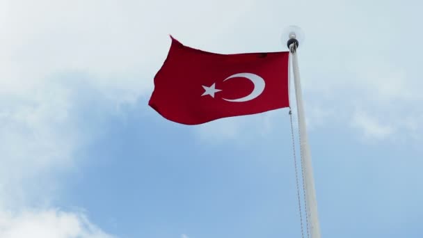 Vlajka Turecko mávat ve větru na venkovní Lucerna. Turecko. — Stock video