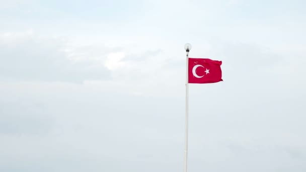 Bandera de Turquía ondeando en el viento en la linterna exterior. Turquía . — Vídeos de Stock