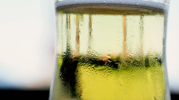 Klares Glas mit gelb sprudelndem Sodawasser. — Stockvideo