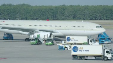 Antalya, Türkiye - 22 Mayıs 2018. Özel amaçlı kamyon Havaalanı kalkış alanı üzerinde taşıma.