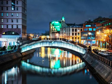Moskova Nehri üzerinde ağ geçidi yaya köprüsü. Kosmodamianskaya ve Smolenskaya setin arasında köprü üzerinde gece görünümü. Moscow, Rusya Federasyonu.