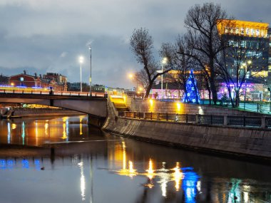 Moskova Nehri üzerinde ağ geçidi yaya köprüsü. Kosmodamianskaya ve Smolenskaya setin arasında köprü üzerinde gece görünümü. Moscow, Rusya Federasyonu.