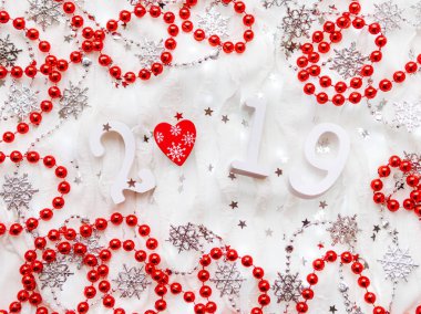 Noel ve yeni yıl arka plan numaraları 2019, kırmızı kalp, gümüş süslemeleri ve ampulleri.