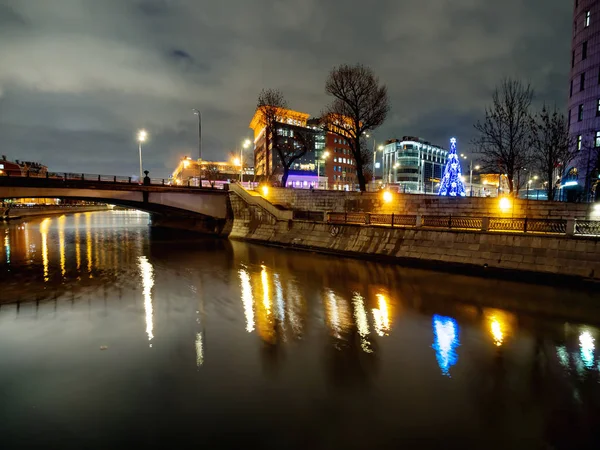 Moskova Nehri üzerinde ağ geçidi yaya köprüsü. Kosmodamianskaya ve Smolenskaya setin arasında köprü üzerinde gece görünümü. Moscow, Rusya Federasyonu.