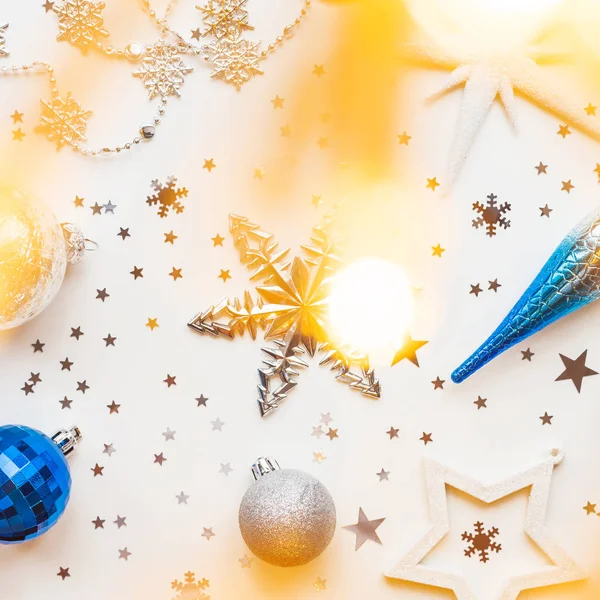 Noel Yılbaşı Tatil Arka Plan Dekorasyon Ampuller Ile Gümüş Mavi — Stok fotoğraf