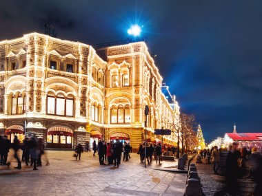Moskova, Rusya - 03 Aralık 2017. Moskova sokaklarında Noel ve yeni yıl kutlama için dekore edilmiştir. Ampuller ile bina sakız (ana mağaza) yakın kişi kalabalık.