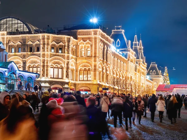 モスクワ ロシア連邦 2017 新年とクリスマスのお祝いのためにモスクワの通りが飾られています 電球付けの建物の近くの人々 の群衆 — ストック写真