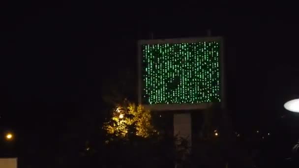 Moniteur géant extérieur cassé. Panneau d'affichage électronique montre des interférences de télévision verte. Panneau publicitaire rue la nuit . — Video