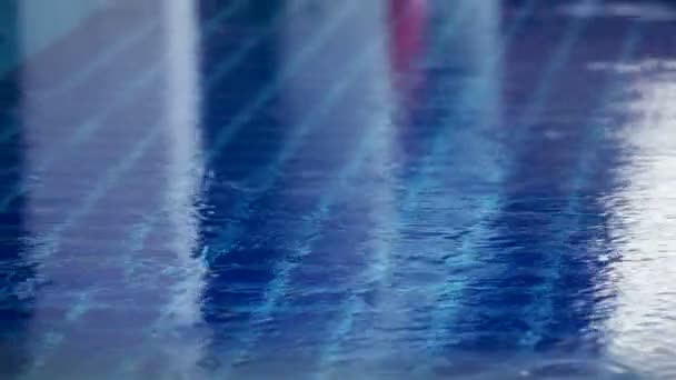 Wasseroberfläche mit Regentropfen Kreisen. Schwimmbad im Regen. — Stockvideo