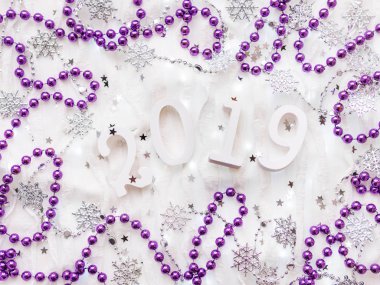 Noel ve yeni yıl arka plan numaraları 2019, menekşe süslemeleri ve ampulleri.