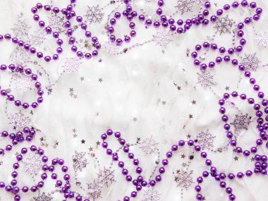 Menekşe süslemeleri, kar taneleri ve ampuller ile Noel ve yeni yıl arka plan. Metin için yer.