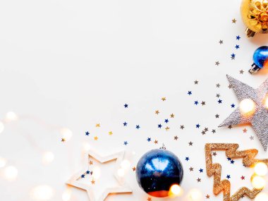 Noel ve yeni yıl arka plan dekorasyon - parlak yıldız, topları, kar taneleri, çam ağacı, konfeti ve ampuller ile. Metin için yer.