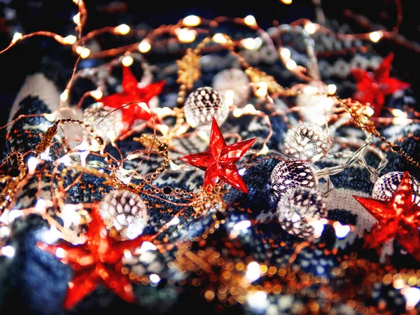 Karácsonyi Újévi Mintás Kötött Pulóver Izzók Vörös Csillag Hangulatos Téli — Stock Fotó