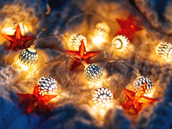 Kerstmis Nieuwjaar Gebreide Achtergrond Met Lampen Rode Sterren Gezellig Vakantie — Stockfoto