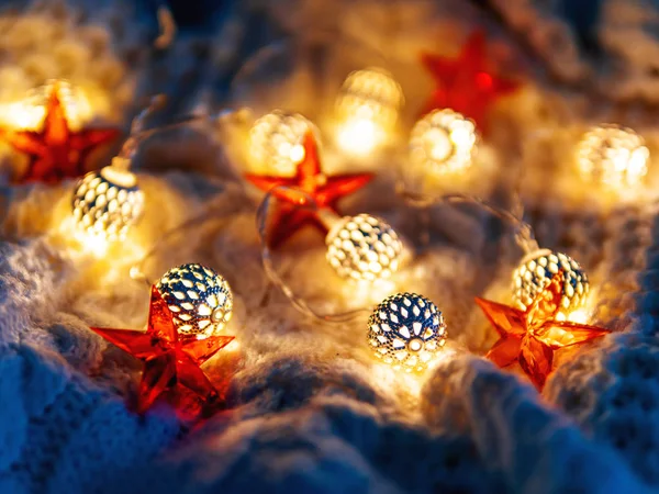Kerstmis Nieuwjaar Gebreide Achtergrond Met Lampen Rode Sterren Gezellig Vakantie — Stockfoto