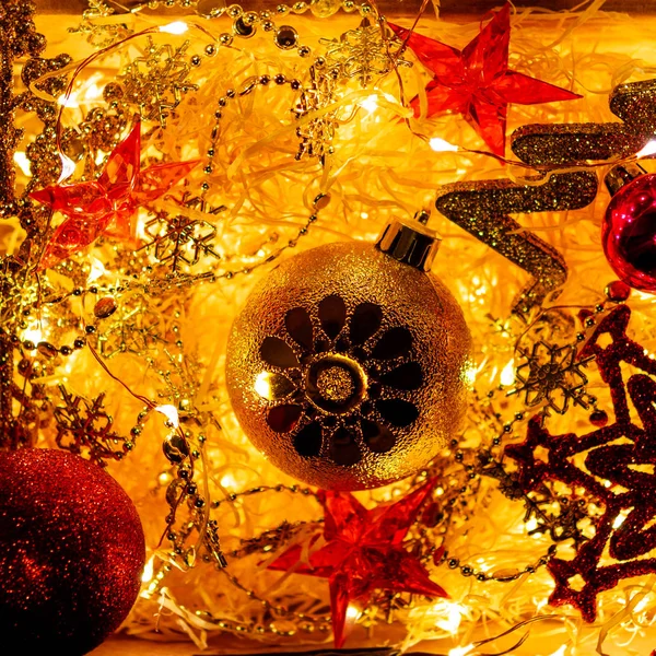 Kartonnen Doos Met Kerstmis Nieuwjaar Decoraties Gloeilampen Kleine Baby Raken — Stockfoto