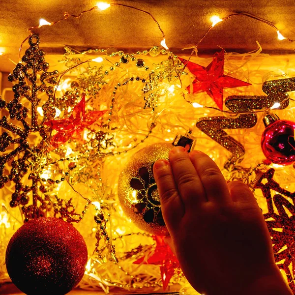 Kartonnen Doos Met Kerstmis Nieuwjaar Decoraties Gloeilampen Kleine Baby Aanraken — Stockfoto