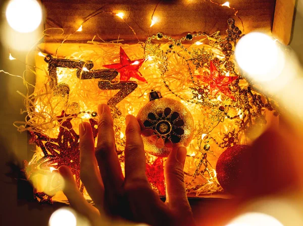 Kartonnen Doos Met Kerstmis Nieuwjaar Decoraties Gloeilampen Vrouw Aanraken Gouden — Stockfoto