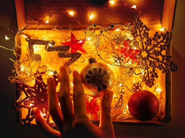 Kartonnen Doos Met Kerstmis Nieuwjaar Decoraties Gloeilampen Vrouw Aanraken Gouden — Stockfoto