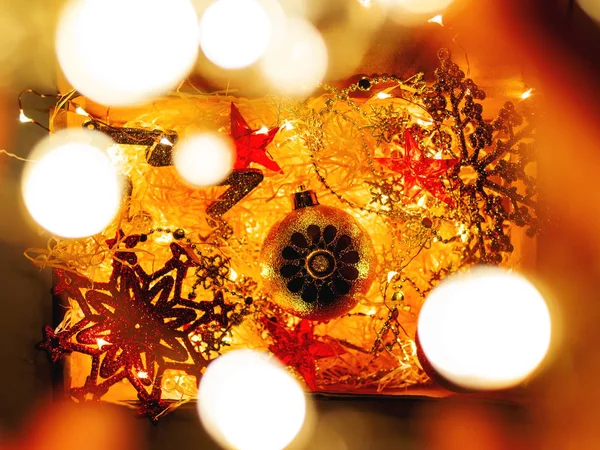 Kartonnen Doos Met Kerst Nieuwjaars Versieringen Lampen — Stockfoto