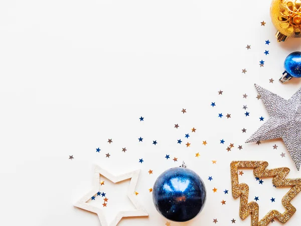 Noel Yeni Yıl Arka Plan Dekorasyon Parlak Yıldız Topları Kar — Stok fotoğraf