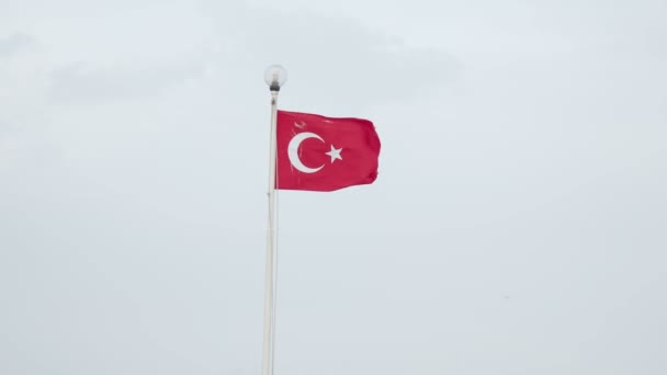 Bandera de Turquía ondeando en el viento en la linterna exterior. Turquía . — Vídeo de stock