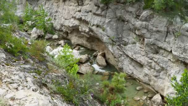 Vence rivier stroomt door een prachtige canyon. Natuurlijke mijlpaal in de provincie Antalya in Turkije. — Stockvideo