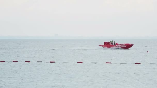 KEMER, TURQUIA - Maio 12, 2018. movendo barco a motor. Veículo navega no mar passando pelas bóias . — Vídeo de Stock