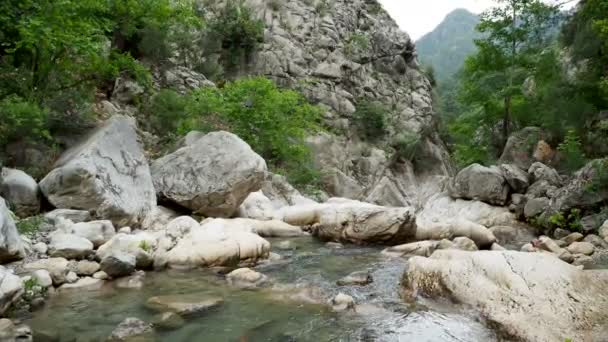 El río Goynuk fluye a través de un hermoso cañón. Monumento natural en la provincia de Antalya, Turquía . — Vídeos de Stock