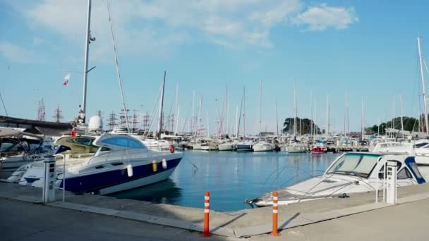 Kemer, Turecko - 13. května 2018. Mnoho jachty kotví u mola v přístavu Kemer centrum. — Stock video