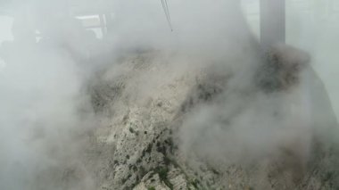 Panorama görünüm kabin kablo yolun Olympos Teleferik hareket tahtalı Dağları üzerinde. Kemer, Türkiye.