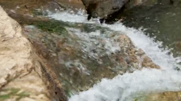 O rio Goynuk flui através de um belo desfiladeiro. Marco natural na província de Antalya da Turquia . — Vídeo de Stock