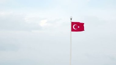 Türkiye üzerinde outdoor fener rüzgarda sallayarak bayrak. Türkiye.