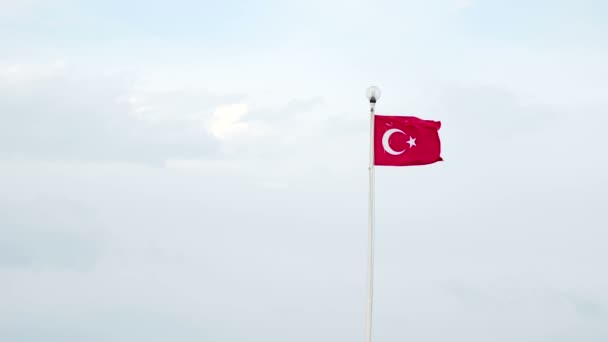 Vlajka Turecko mávat ve větru na venkovní Lucerna. Turecko. — Stock video
