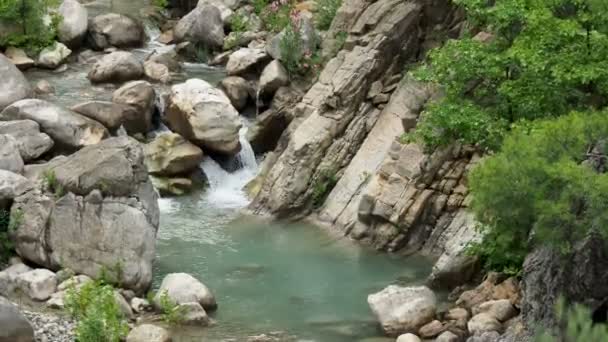 ギョイヌクにある川が流れる美しい渓谷。アンタルヤ トルコの州の自然なランドマーク. — ストック動画