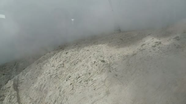 Nube esponjosa moviéndose sobre la ladera de la montaña Tahtali. Kemer, Turquía . — Vídeos de Stock