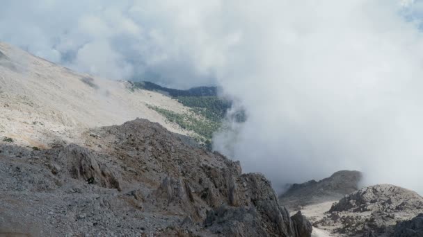 Nube esponjosa moviéndose sobre la ladera de la montaña Tahtali. Kemer, Turquía . — Vídeos de Stock