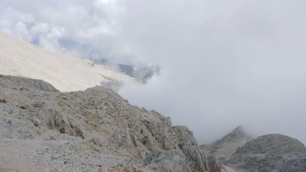 Nuvem fofa movendo-se sobre a encosta da montanha Tahtali. Kemer, Turquia . — Vídeo de Stock