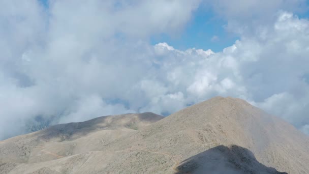 Αφράτο σύννεφο κινείται κατόπιν Tahtali πλαγιά του βουνού. Κεμέρ, Τουρκία. — Αρχείο Βίντεο