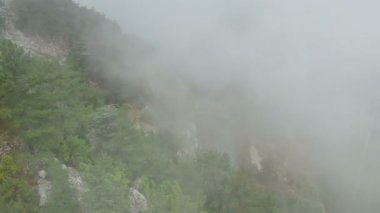 Panorama görünüm kabin kablo yolun Olympos Teleferik hareket tahtalı Dağları üzerinde. Kemer, Türkiye.