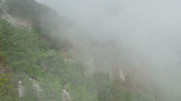 Panoramautsikt på Tahtali berg från att flytta kabinen av kabel Olympos Teleferik. Kemer, Turkiet. — Stockvideo