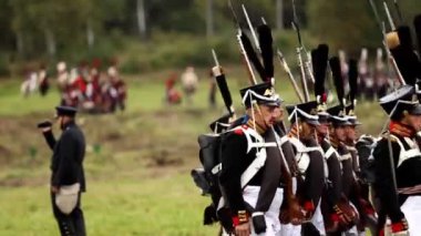 Vatanseverlik Savaşı 1812 yılın Borodino Muharebesi Borodino, Rusya Federasyonu - 06 Eylül 2015 - canlandırma. Turistler çit yerlerden olan performansı dikkat et. Moscow region, Rusya Federasyonu.