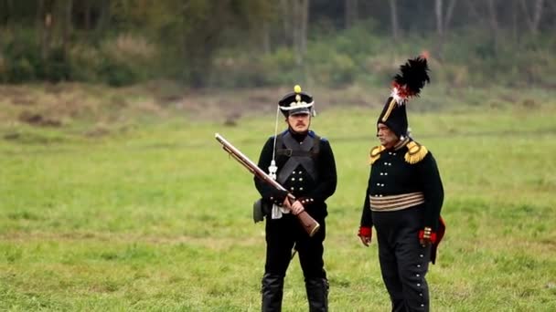 BORODINO, RUSIA - 06 de septiembre de 2015 - Representación de la batalla de Borodino la guerra patriótica de 1812 años. Los turistas ven la actuación desde los lugares cercados. Región de Moscú, Rusia . — Vídeo de stock