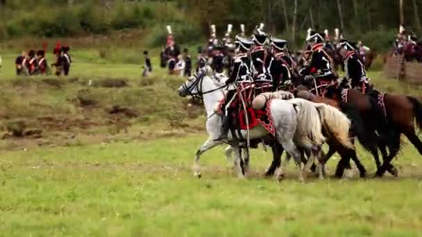 Vatanseverlik Savaşı 1812 yılın Borodino Muharebesi Borodino, Rusya Federasyonu - 06 Eylül 2015 - canlandırma. Turistler çit yerlerden olan performansı dikkat et. Moscow region, Rusya Federasyonu. — Stok video